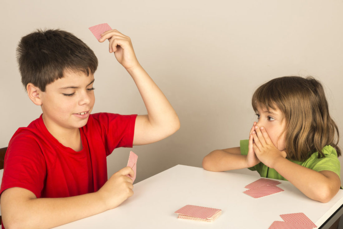 Jeu de cartes bataille entre enfants